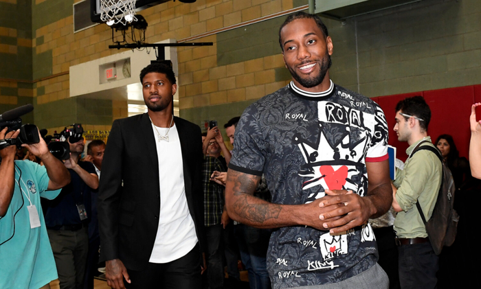 指针划过周六早晨10点，车链转动的声响撞碎薄雾。