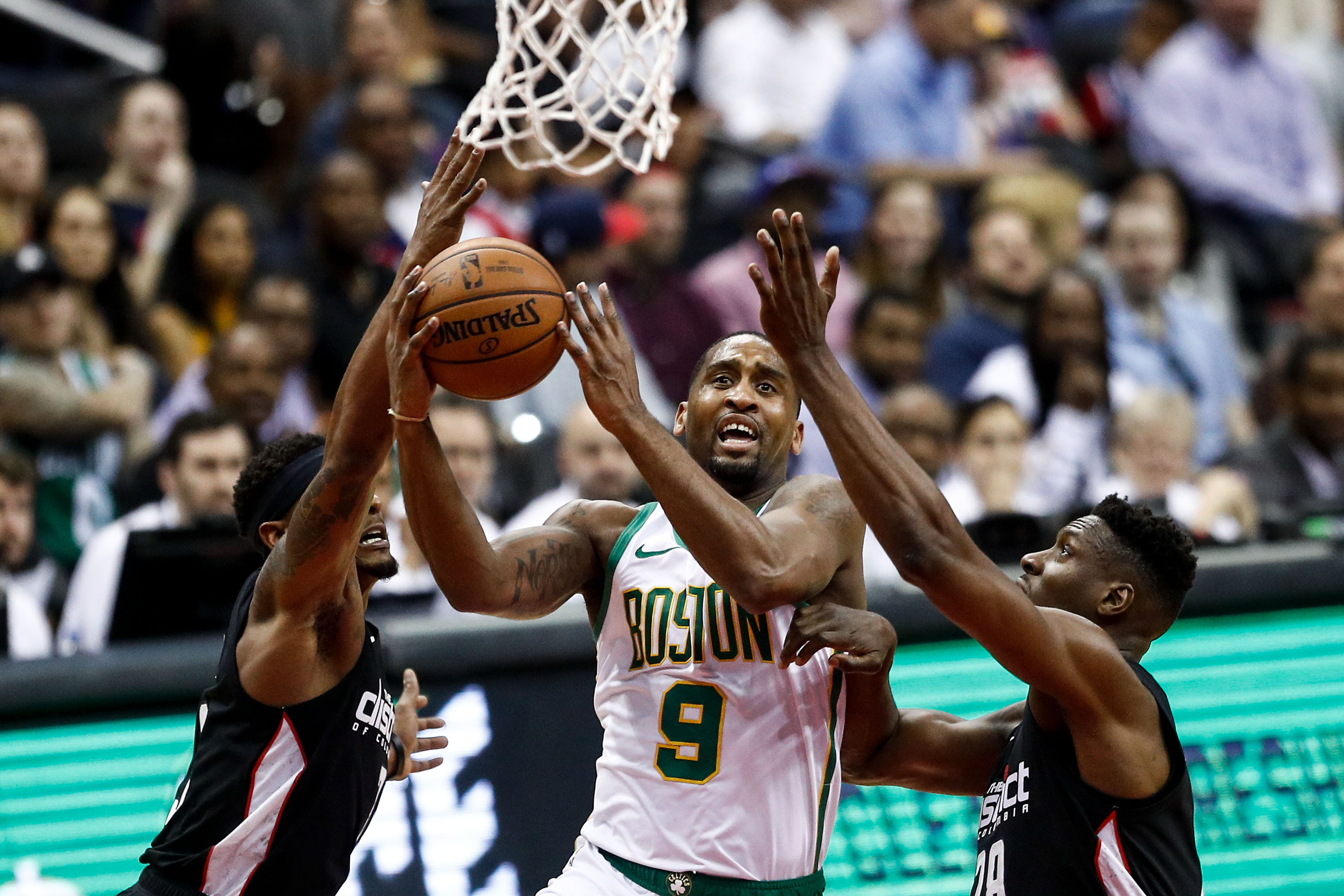 ＂持球打不了罗凯文……说实话，无论是在北京还是国家队，球迷都希望你能把持球好好练出来。不说巅峰丁彦雨航吧，至少得赶上现在的张镇麟吧？个人感觉现在小曾的持球还不如张镇麟