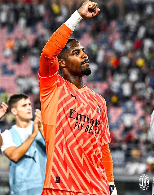 离谱，洛伦佐-卢卡强行抢罚点球命中后随即被换下