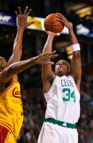 国安新帅，亚冠曾被张稀哲铲伤，如今成师徒